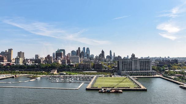 スカイラインとポートの空中ビュー。桟橋の上のサッカーヤード。ブルックリン、 Nyc. - 写真・画像