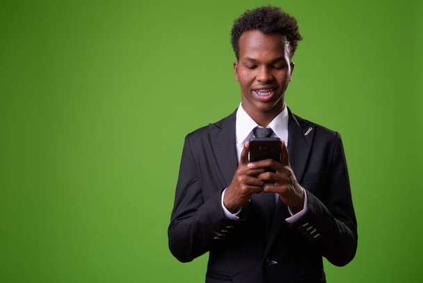 Jovem empresário africano com fundo verde
 - Foto, Imagem