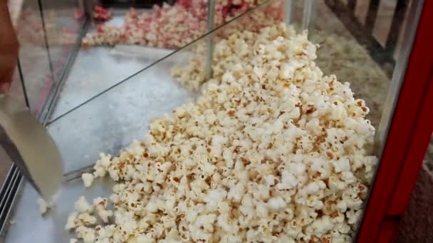 Straßenhändler serviert eine leckere Charge frisch gemachtes Popcorn - Filmmaterial, Video