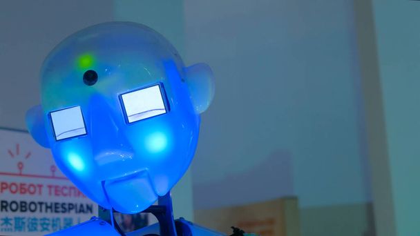 Vicces humanoid robot, éneklés és a mozgó fej - Fotó, kép