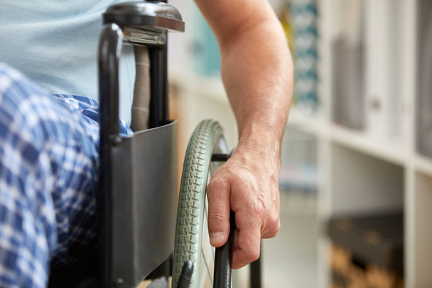 Крупный план пожилого инвалида, сидящего на инвалидной коляске в больнице
 - Фото, изображение
