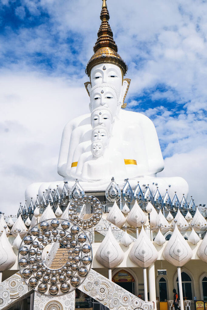 Βουδιστικός Ναός Wat Pha Son Kaew Khao Kho District, Phetchabun Province Thailand, September 20, 2019: είναι ένα βουδιστικό μοναστήρι και ναός στο Khao Kor, Phetchabun, στη βόρεια κεντρική Ταϊλάνδη - Φωτογραφία, εικόνα