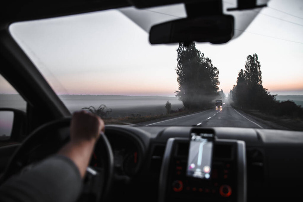 samochód podróży koncepcja ręce na kierownicy autostrady we mgle - Zdjęcie, obraz