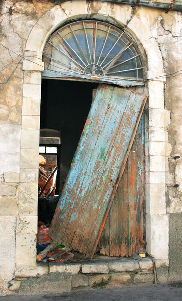 Velha porta quebrada
 - Foto, Imagem