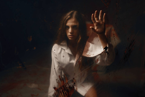 Mladá žena s krvavýma rukama ve sklepě psychiatrické léčebny. Vyděšený pacient doktora maniaka na klinice pro duševně nemocného, psychiatra řezníka - Fotografie, Obrázek