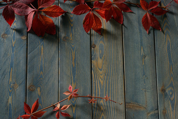 Wooden background with red autumn leafs - Foto, Imagen