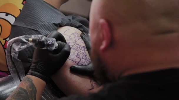 Profissional tatuador faz uma tatuagem no braço de um homem
. - Filmagem, Vídeo