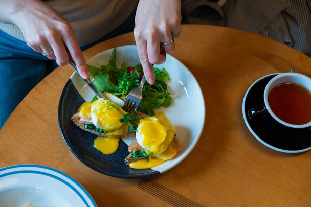 Тост с авакадо и лососем, яйцо Бенедикта. Зеленые и вишневые
 - Фото, изображение