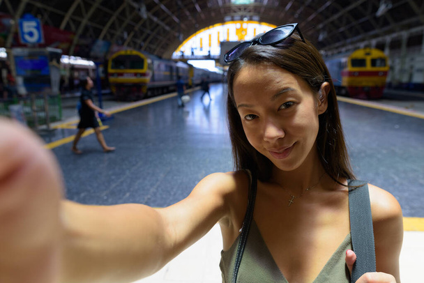 Donna sorridente e prendendo selfie punto di vista personale
 - Foto, immagini