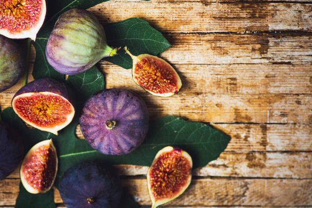 Fresh figs on a wooden table - Foto, Imagen