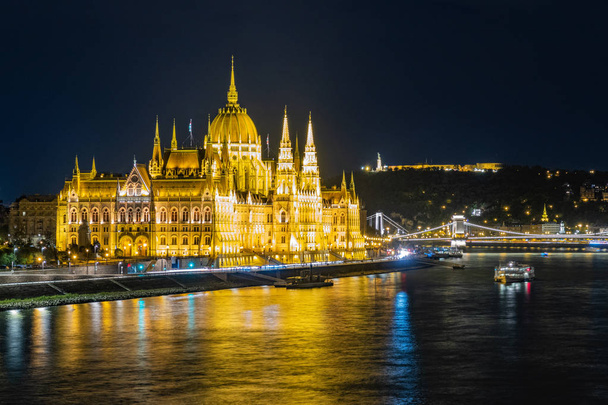 Κοινοβούλιο στη Βουδαπέστη τη νύχτα - Φωτογραφία, εικόνα