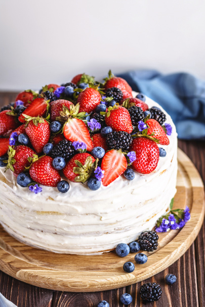 Rustic Cake With Fresh Berries on a wooden background - Foto, immagini