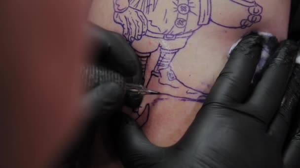 Artista profesional del tatuaje hace un tatuaje en el brazo de un hombre
. - Imágenes, Vídeo