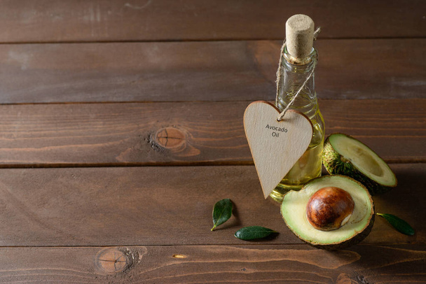 Avocado oil in bottle - 写真・画像