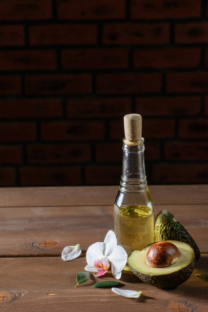 Avocado oil in bottle - 写真・画像