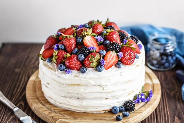 Сельский торт со свежими ягодами на деревянном фоне
 - Фото, изображение