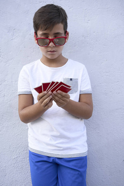 Junge mit roter Sonnenbrille beim Pokern - Foto, Bild