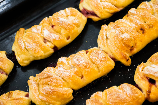 Croissants hechos de hojaldre relleno con grosellas oscuras
 - Foto, Imagen