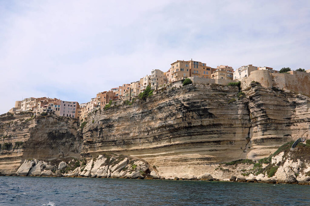 Increíble vista de las casas de la ciudad de Bonifacio en la isla de Córcega
 - Foto, Imagen