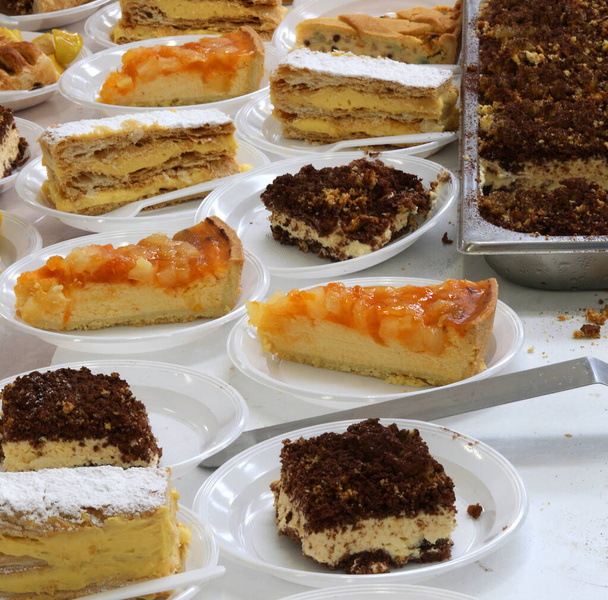 Restaurante y muchos trozos de pastel
 - Foto, imagen