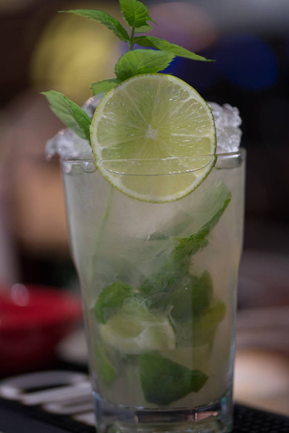 Mojito rafraîchissant à la menthe avec rhum et citron vert, boisson froide ou
 - Photo, image