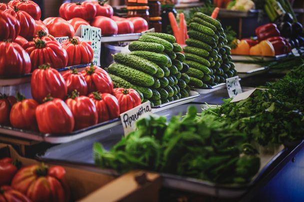 Gustose verdure colorate sul mercato degli agricoltori
 - Foto, immagini