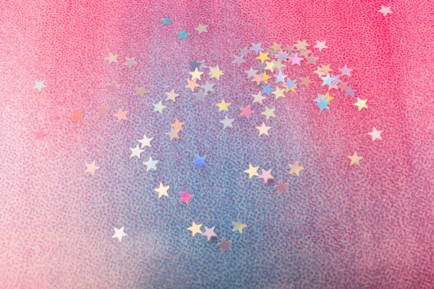 Kleurrijke confetti sterren op een kleurrijke achtergrond - Foto, afbeelding