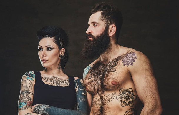 Ritratto di uomo e donna tatuati nello studio fotografico
 - Foto, immagini