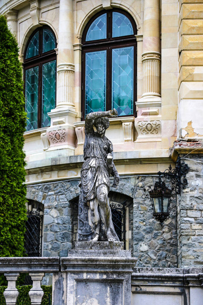 Sinaia, Romanya, 15 Mayıs 2019: Peles Kalesi yakınlarındaki heykel. - Fotoğraf, Görsel