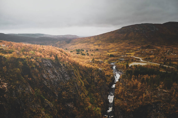 Sonbaharda güzel Norveç milli parkı. - Fotoğraf, Görsel