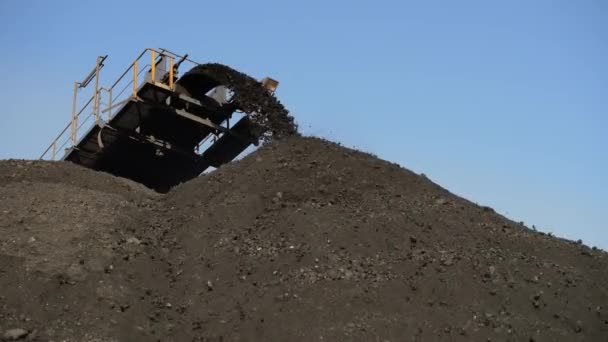 Η στοίβα αδειάζει κάρβουνο για αποθήκευση σε αποθήκη στο λιμάνι - Πλάνα, βίντεο