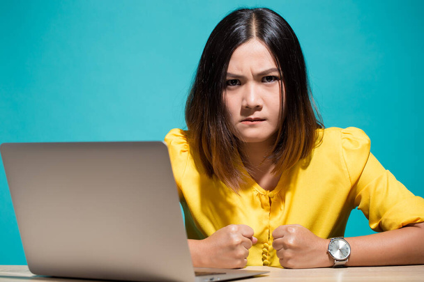 Розлючена жінка, коли дивиться на ноутбук
 - Фото, зображення