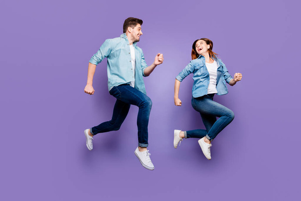Full body photo of fun romantic funny brown hair redhair spouses jump run enjoy weekends holidays wear modern spring outfit white sneakers isolated over violet purple color background - Valokuva, kuva
