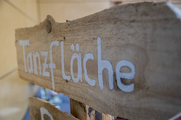 Panneau en bois avec inscription allemande piste de danse
 - Photo, image