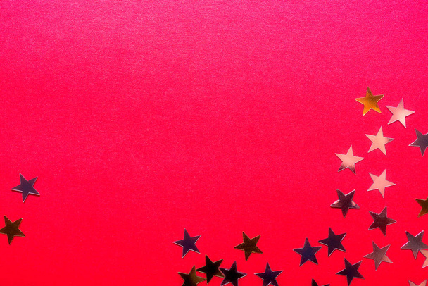 Золоті зірки на яскраво-червоному тлі
 - Фото, зображення
