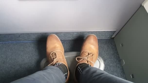 Zapatos impacientes en un vuelo golpeando esperando largas horas
 - Metraje, vídeo