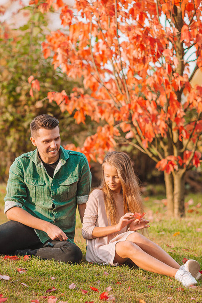 Rodzina taty i dziecka w piękny jesienny dzień w parku - Zdjęcie, obraz