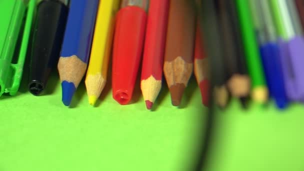  Шкільні освітні інструменти барвисті олівці
 - Кадри, відео