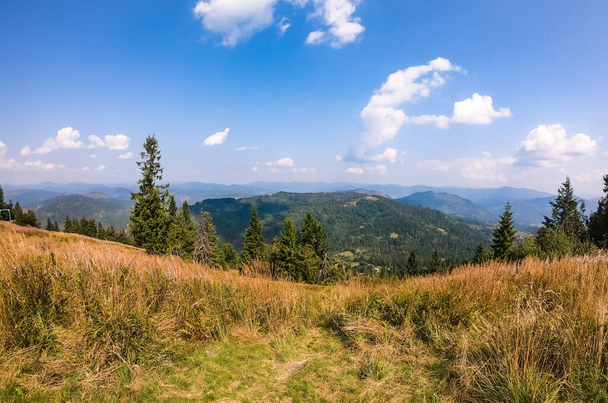Carpathian Mountains landscape in the autumn season in the sunny day - Foto, Imagen