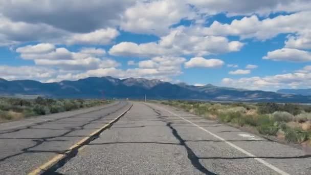 Véget nem érő sivatagi úton haladni. Kilátás lövés hosszú egyenes úton Lake Crowley, Kelet-Sierra, Mono megye, Kalifornia, USA.  - Felvétel, videó