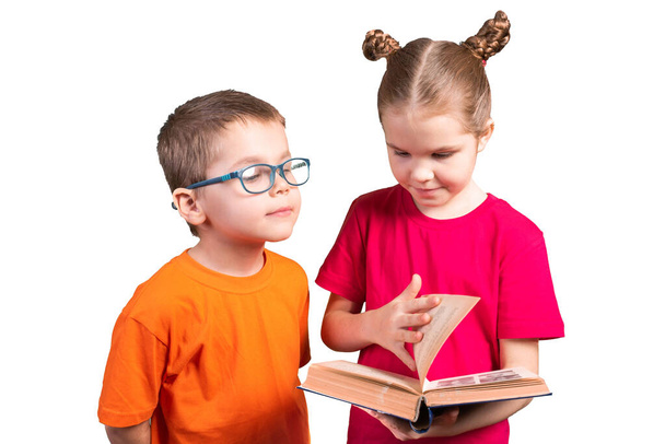 Uma irmã ensina um irmão a ler um livro antigo, mas um irmão não está interessado. Isolado sobre um fundo branco
. - Foto, Imagem
