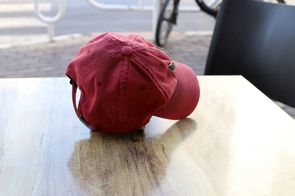 Chapéu - um chapéu que cobre a cabeça da chuva e do sol escaldante
  - Foto, Imagem