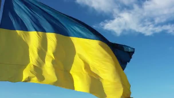 4k ukrainische gelb blaue Flagge, blauer Himmel Hintergrund, Nahaufnahme, - Filmmaterial, Video