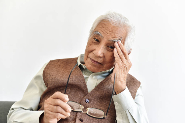 Problemas de perda de visão em idosos, Doenças oculares idade relacionada em adultos idosos, Homem idoso asiático tem uma dor de cabeça hipertensão e visão turva, Conceito de seguro de saúde sênior
. - Foto, Imagem