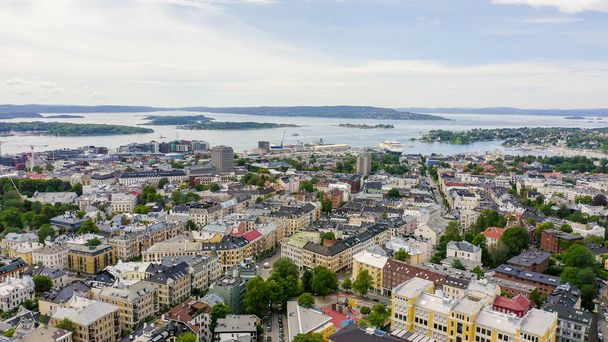 Oslo, Norvège. Vue sur la ville et le fjord d'Oslo, depuis un drone
  - Photo, image