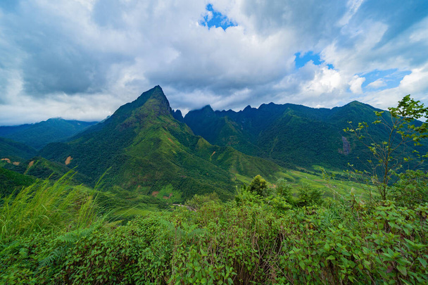 Fansipan montaña colinas valle en verano con arrozal terraza
 - Foto, imagen