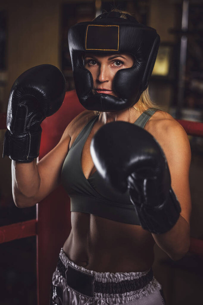 Naisnyrkkeilijä on valmis taistelemaan
 - Valokuva, kuva