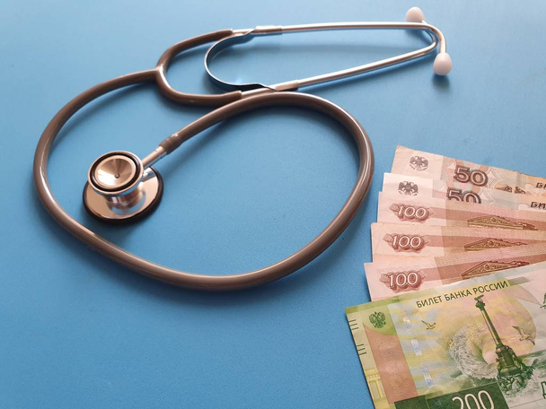 Investitionen in Gesundheitsfürsorge, Geld und Stethoskop für den Medizincheck - Foto, Bild