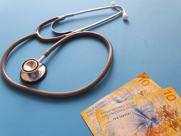 investissement dans les soins de santé, l'argent suisse et le stéthoscope pour le contrôle médical
 - Photo, image