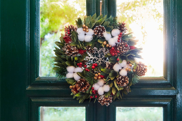 Corona de Navidad en la puerta de la casa
 - Foto, imagen